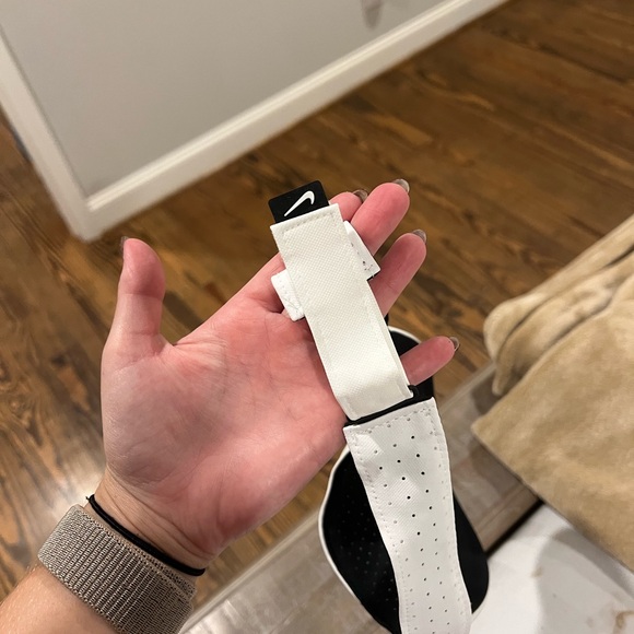 Two white Nike visors - Picture 11 of 11